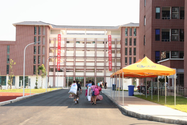 说明: https://www.cqzhxy.cn/SITE_ATTACHE/127_0_0_1/2019-01-22/1901222345303900.jpg