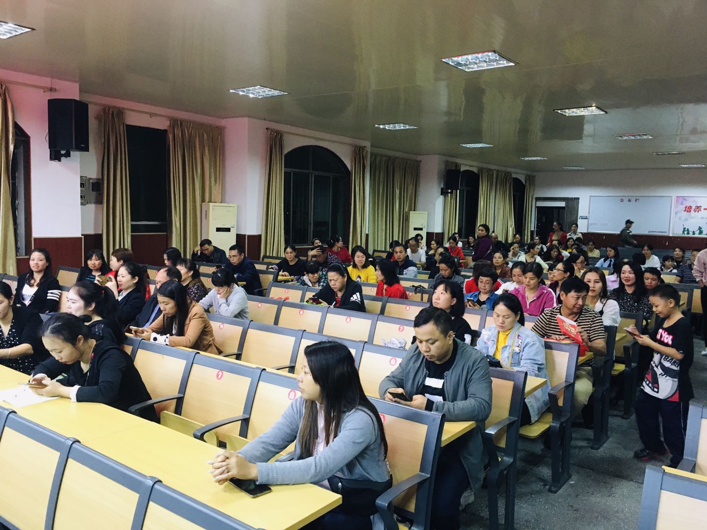 ��������ҳ����潲���߽����ݱ���ʵ��ѧУ